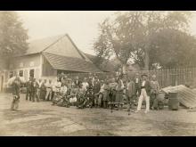 Fotografie z kroniky z roku 1932. Místní sbor a občané, kteří se hašení mlýna zúčastnili + manželé Šromovi, majitelé mlýna.