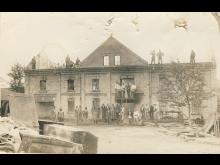 Fotografie z kroniky z roku 1909. Pohled na vyhořelý mlýn z předu.